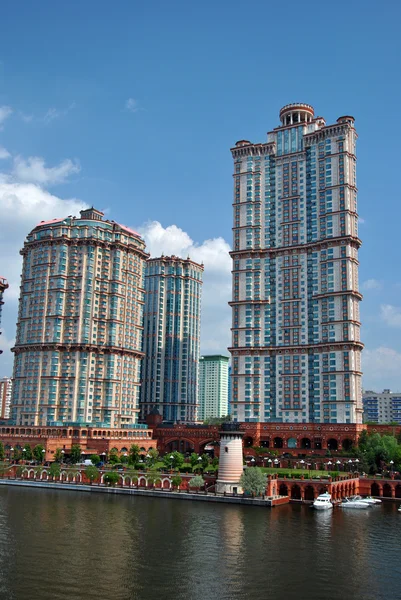 Apartamentos modernos de gran altura — Foto de Stock