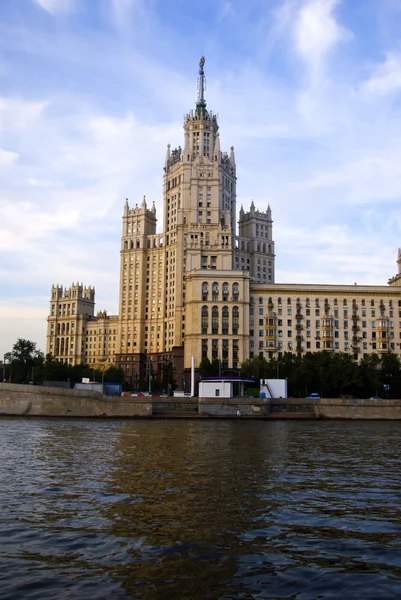 Edificio de gran altura en Moscú al atardecer — Foto de Stock