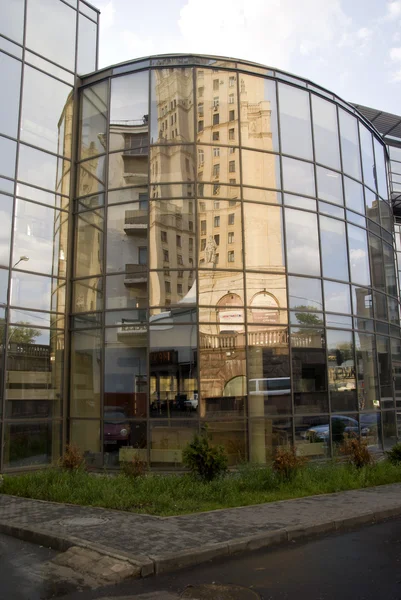 Reflexión clásica casa de Moscú en vidrio de edificio moderno diario — Foto de Stock