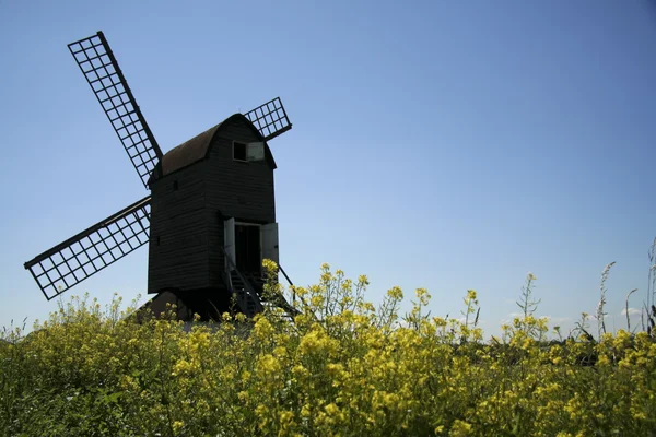 Pitstone větrný mlýn anglický venkov modrá obloha — Stock fotografie