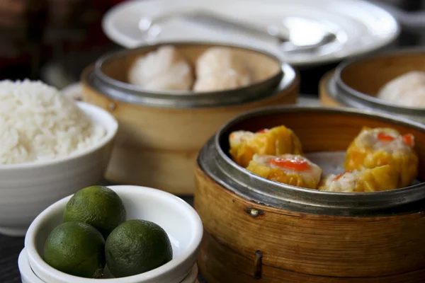 Pork siomai prawn dumplings calamansi — Stock Photo, Image