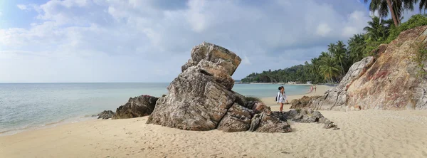 Koh samui spiaggia donna a piedi — Foto Stock