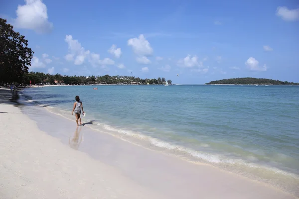 Mulher andando chaweng praia koh samui — Fotografia de Stock