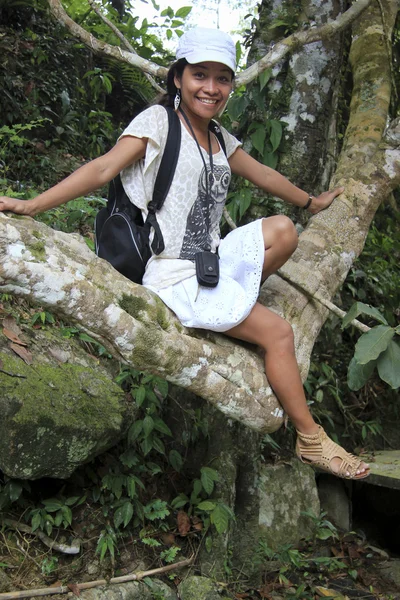 Asiatico donna arrampicata in albero sorridente — Foto Stock