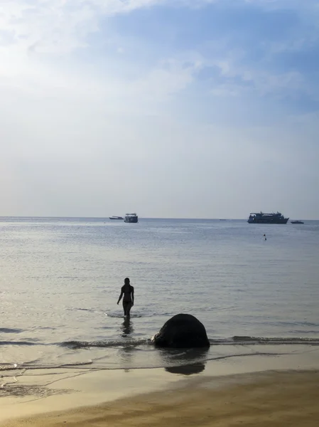 Woman walking in the sea — Stock Photo, Image