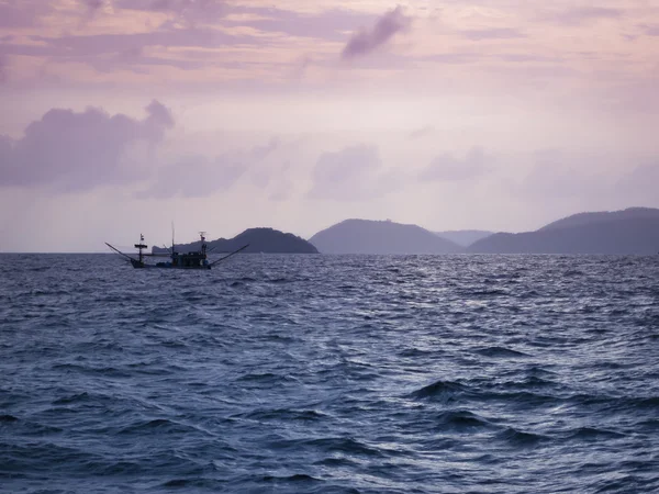 Pesca tailandesa barco puesta del sol paisaje marino — Foto de Stock