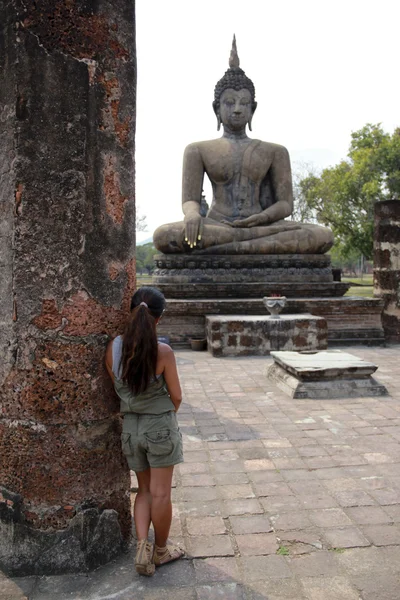Sukhothai buddha heykeli Tapınağı kalıntıları — Stok fotoğraf