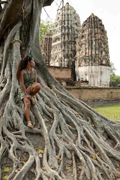 Woman sitting banyan tree sukhothai — Stock Photo, Image
