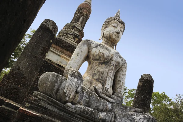 Sukhothai ruiny chrámu sochu Buddhy — Stock fotografie