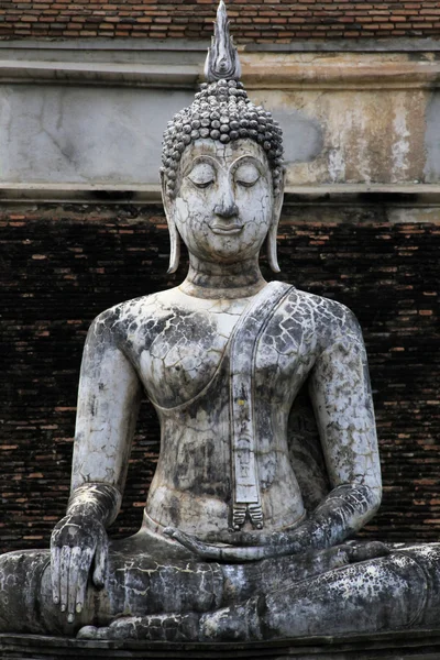 Väderbitna buddha sukhothai temple thailand — Stockfoto