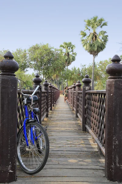 Explorando templos sukhothai de bicicleta — Fotografia de Stock