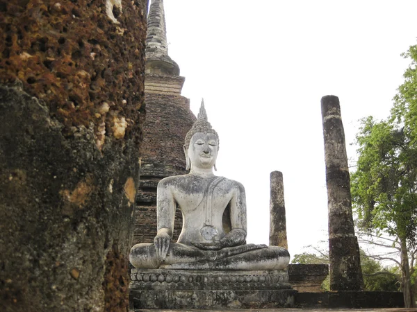 Sukhothai bouddha statue temple ruines — Photo