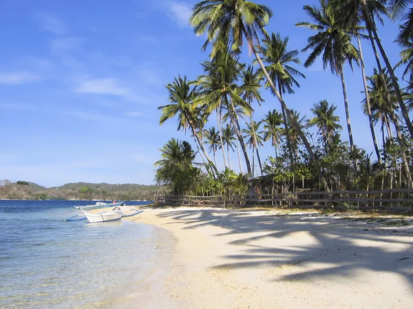 Banka outrigger tropikalna plaża Filipiny — Zdjęcie stockowe