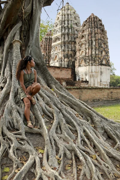 Γυναίκα που κάθεται banyan δέντρο sukhothai — Φωτογραφία Αρχείου