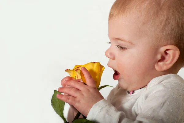 Dziecko i kwiat — Zdjęcie stockowe