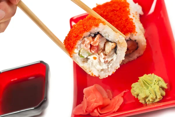 Mannen hand bedrijf sushi — Stockfoto