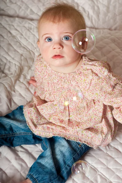 Baby met bubbels — Stockfoto