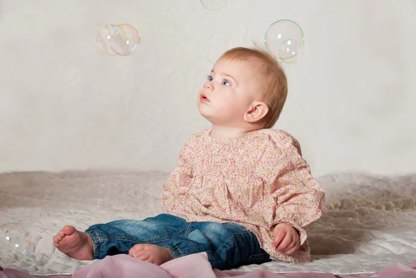 Bébé avec bulles — Photo