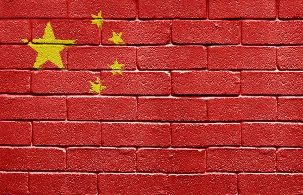 レンガの壁に中国の旗 — ストック写真