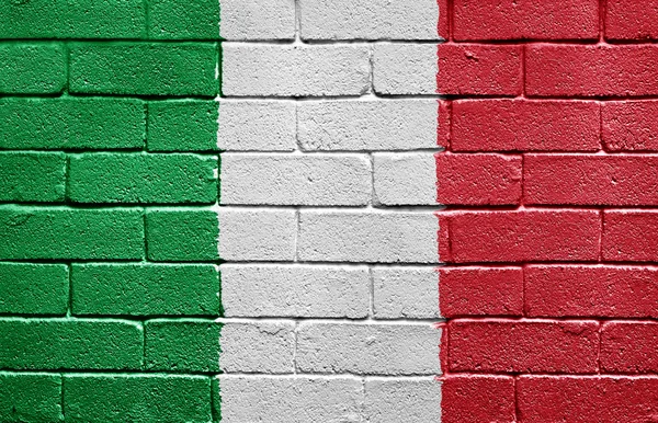 Tuğla duvar üzerine İtalya bayrağı — Stok fotoğraf