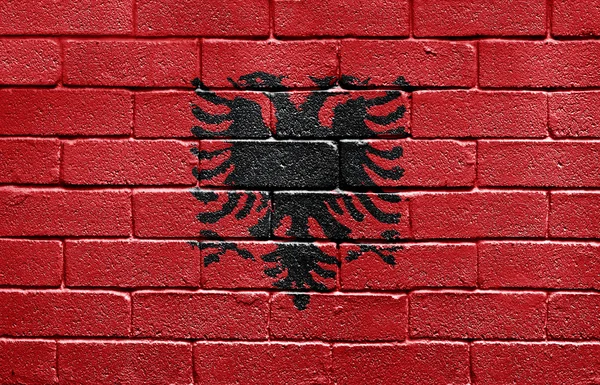Σημαία της Αλβανίας σε τοίχο από τούβλα — Φωτογραφία Αρχείου