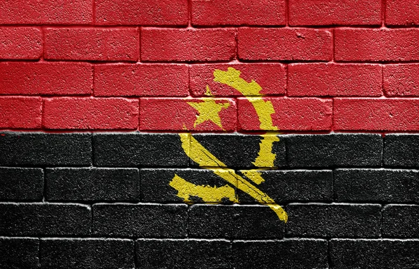 Bandeira de Angola na parede de tijolos — Fotografia de Stock