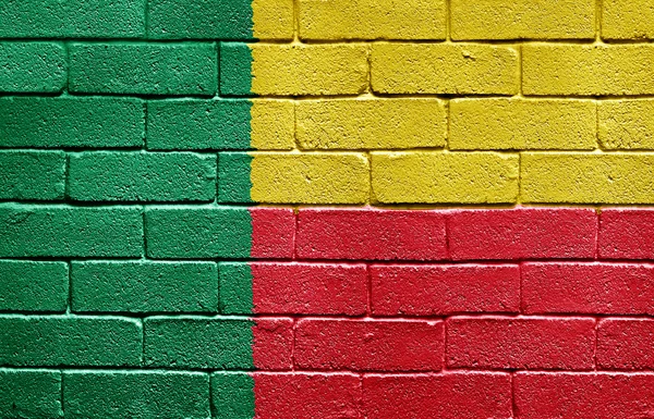 Bandera de Benin en la pared de ladrillo — Foto de Stock