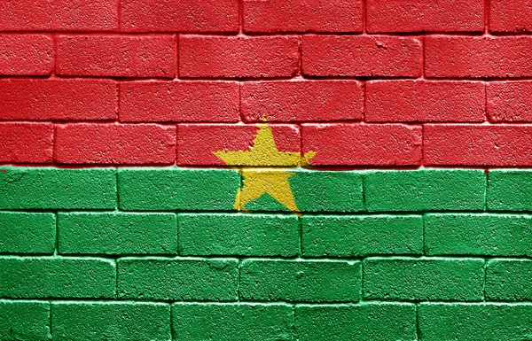 Burkina Fasos flagga på tegelvägg — Stockfoto