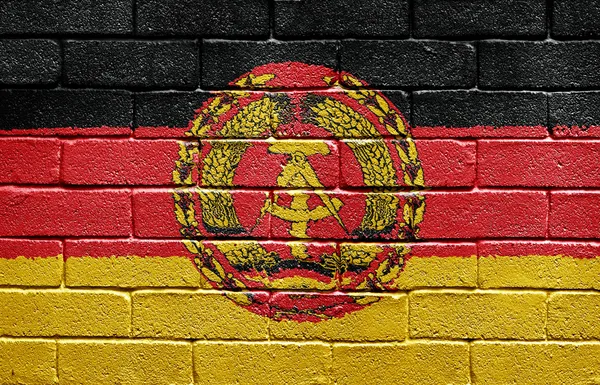 レンガの壁に東ドイツの旗 — ストック写真