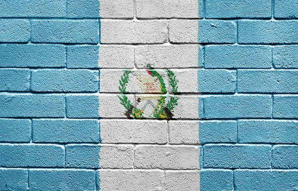 Прапор Гватемали на цегляна стіна — стокове фото