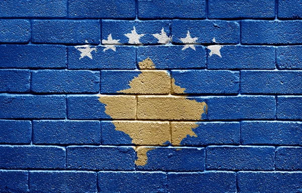 Tuğla duvar üzerine Kosova bayrağı — Stok fotoğraf