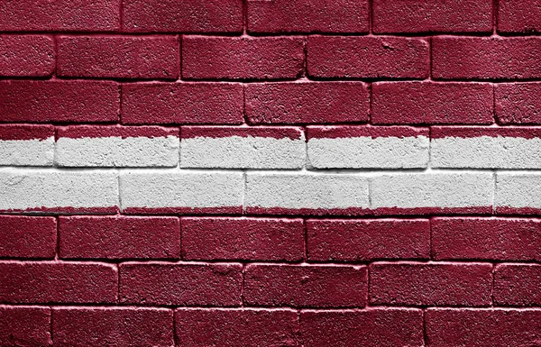 Σημαία της Λεττονίας στον τοίχο από τούβλα — Φωτογραφία Αρχείου