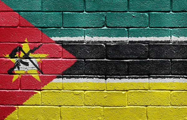 Bandeira de Moçambique na parede de tijolos — Fotografia de Stock