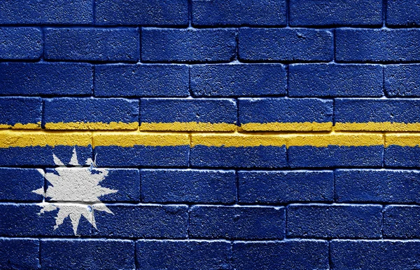 Tuğla duvar nauru Cumhuriyeti bayrağı — Stok fotoğraf