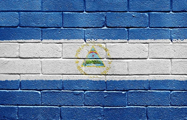Bandera de Nicaraqua en pared de ladrillo —  Fotos de Stock