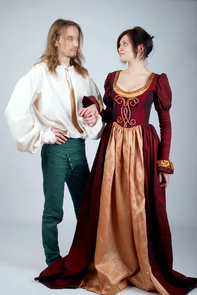 中世纪服装美丽的情侣 — 图库照片