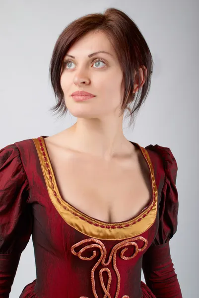 Mooi meisje in jurk middeleeuwse — Stockfoto