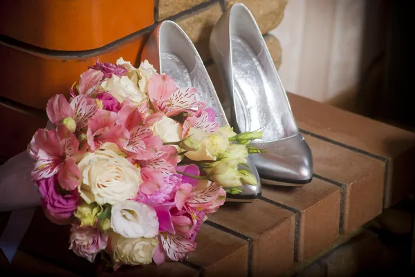 Женская обувь и букет цветов — стоковое фото