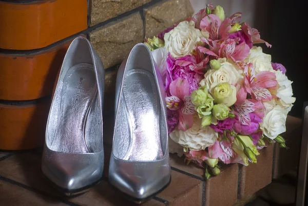 Damskie buty i bukiet kwiatów — Zdjęcie stockowe
