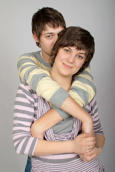 Счастливая пара обнимается — стоковое фото