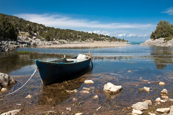 Lake landscape with boat. — Stock Photo, Image