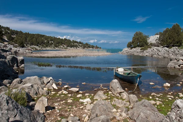 Jezioro krajobraz z łodzi. — Zdjęcie stockowe