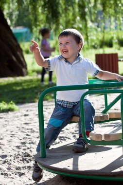 sevimli küçük çocuk having fun.