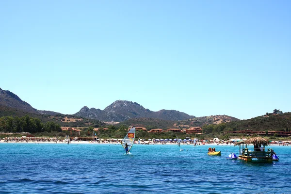 Spiaggia affollata a Golfo Di Marinella, Sardegna — Foto Stock