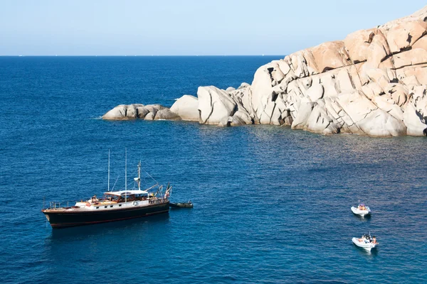 Яхта At Capo Testa, Сардиния — стоковое фото
