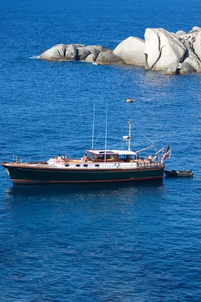 Boot bei capo testa, Sardinen — Stockfoto
