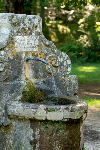 Gamla fontän, manziana, Italien — Stockfoto