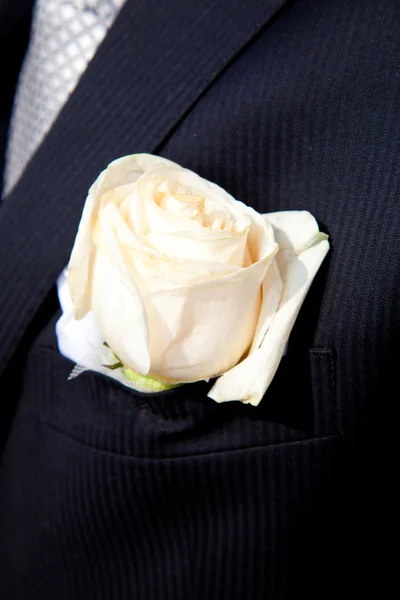 Bruiloft corsages op kostuum van de bruidegom — Stockfoto