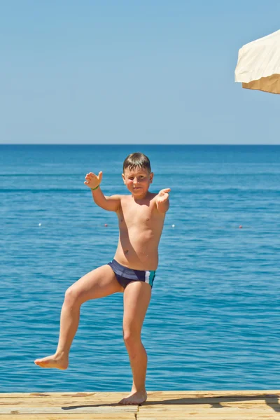 Chłopiec stojący na molo — Zdjęcie stockowe
