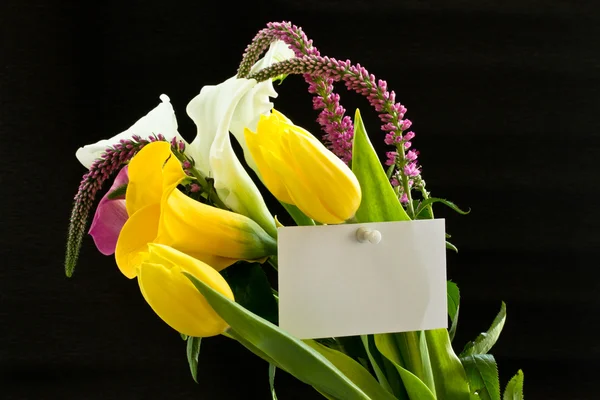 Krásná kytice tulipánů a lilie calla — Stock fotografie